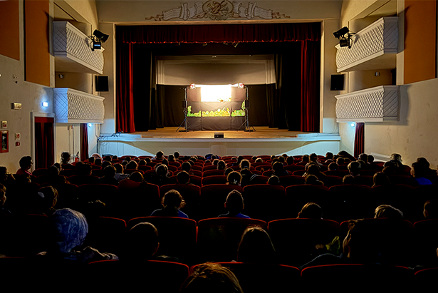 Il Teatro Comunale di Fauglia durante lo spettacolo di burattini