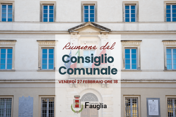 Il palazzo comunale con l'avviso della riunione consiliare