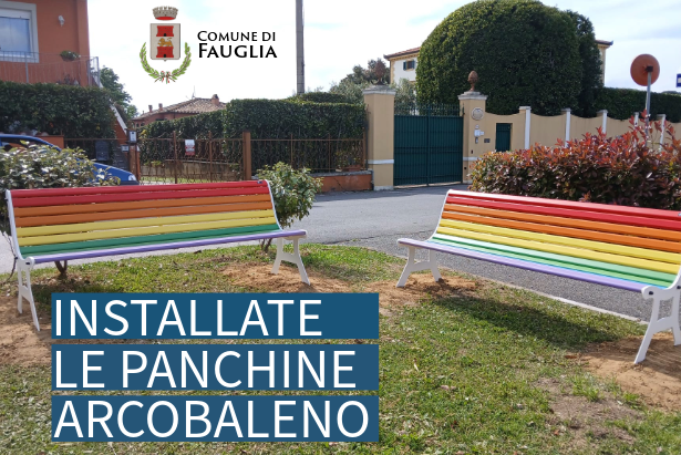 Le due panchine arcobaleno posizionate in via Casaferri
