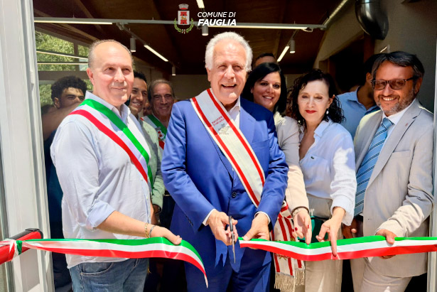 Il momento del taglio del nastro da parte di Eugenio Giani, presidente della Giunta Regionale Toscana