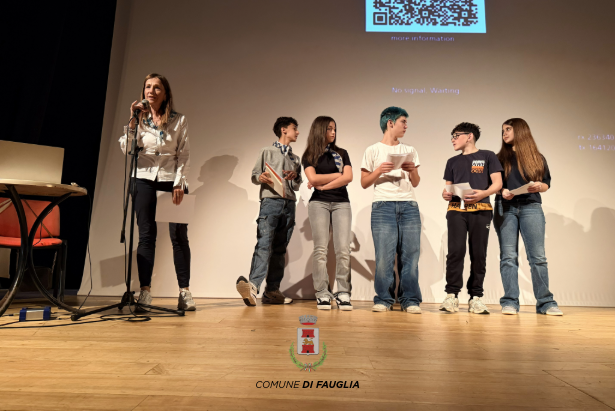 I ragazzi che hanno testimoniato il loro pellegrinaggio nei campi di sterminio con la loro insegnante