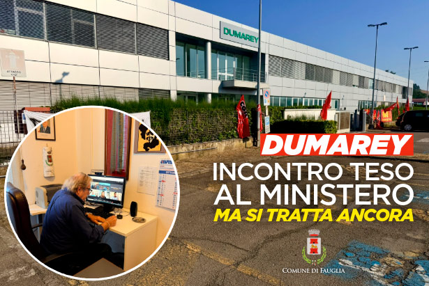 Lo stabilimento Dumareu e, nel cerchio, il sindaco Carli durante l'incontro