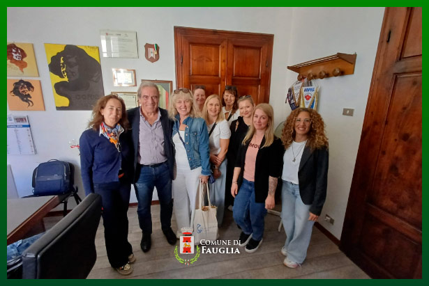 Foto di gruppo nella stanza del Sindaco